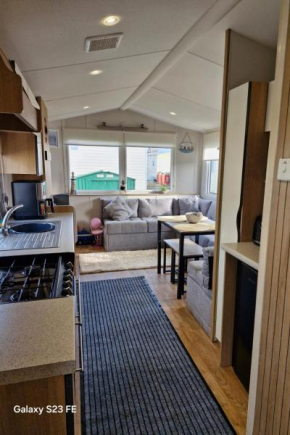 Meadow View 3-Bed Caravan - Sleeps 8 - PetFriendly